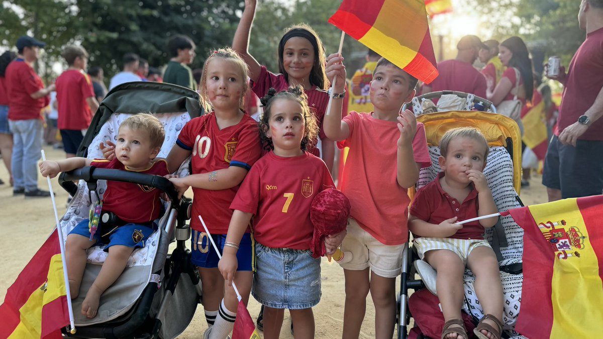 AytoAntequera's tweet photo. ⚽️ Miles de personas disfrutan en el Paseo Real de la final de la #EURO2024 

Niños y mayores animan a #España en una jornada festiva con gran ambiente

¡Vente, estás a tiempo!

#Antequera es #MásCiudad https://t.co/hvqJPBUebT