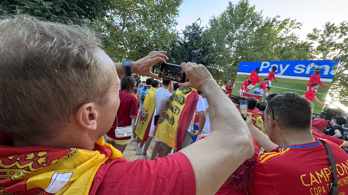 AytoAntequera's tweet photo. ⚽️ Miles de personas disfrutan en el Paseo Real de la final de la #EURO2024 

Niños y mayores animan a #España en una jornada festiva con gran ambiente

¡Vente, estás a tiempo!

#Antequera es #MásCiudad https://t.co/hvqJPBUebT