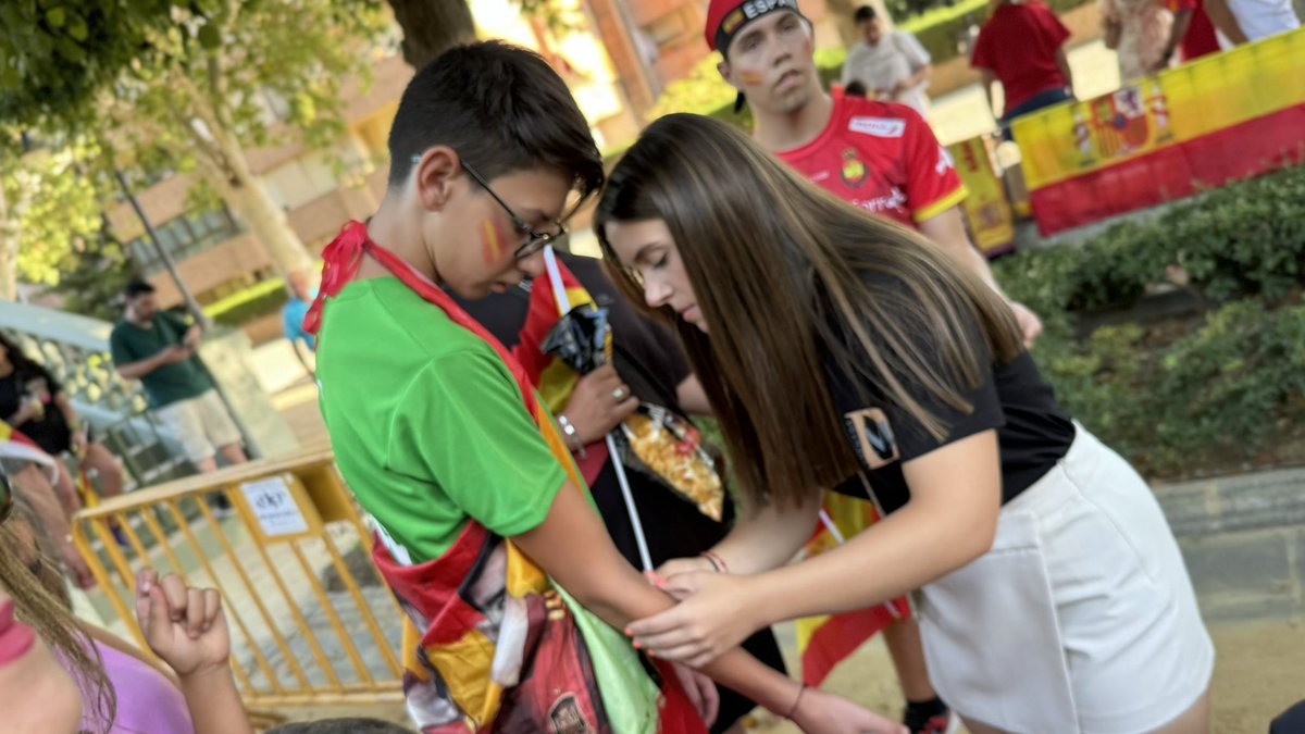 AytoAntequera's tweet photo. ⚽️ Miles de personas disfrutan en el Paseo Real de la final de la #EURO2024 

Niños y mayores animan a #España en una jornada festiva con gran ambiente

¡Vente, estás a tiempo!

#Antequera es #MásCiudad https://t.co/hvqJPBUebT