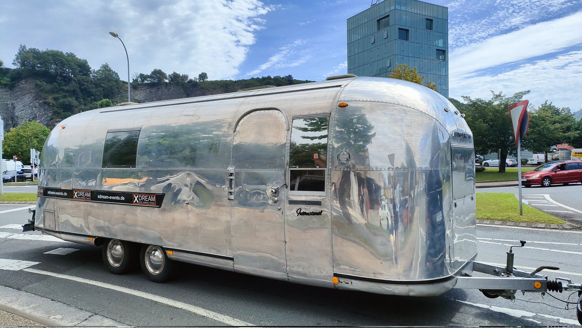 JouMike's tweet image. Una bonita Airstream Loungue Mobile de paso por Irun 
#Airstream #camper