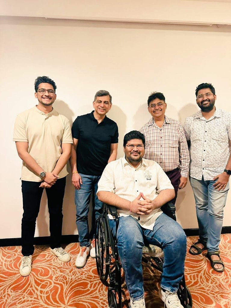 Thrilled to meet the legendary Mr. Atul Suri of <a href="/marathontrends/">Marathontrends_PMS</a> on the birthday of Late #RakeshJhunjhunwala.
Insightful conversation + inspiration overload + lots of humour = Unforgettable experience!
#AtulSuri #MarathonTrendsAdvisory #TrendisyourFriend