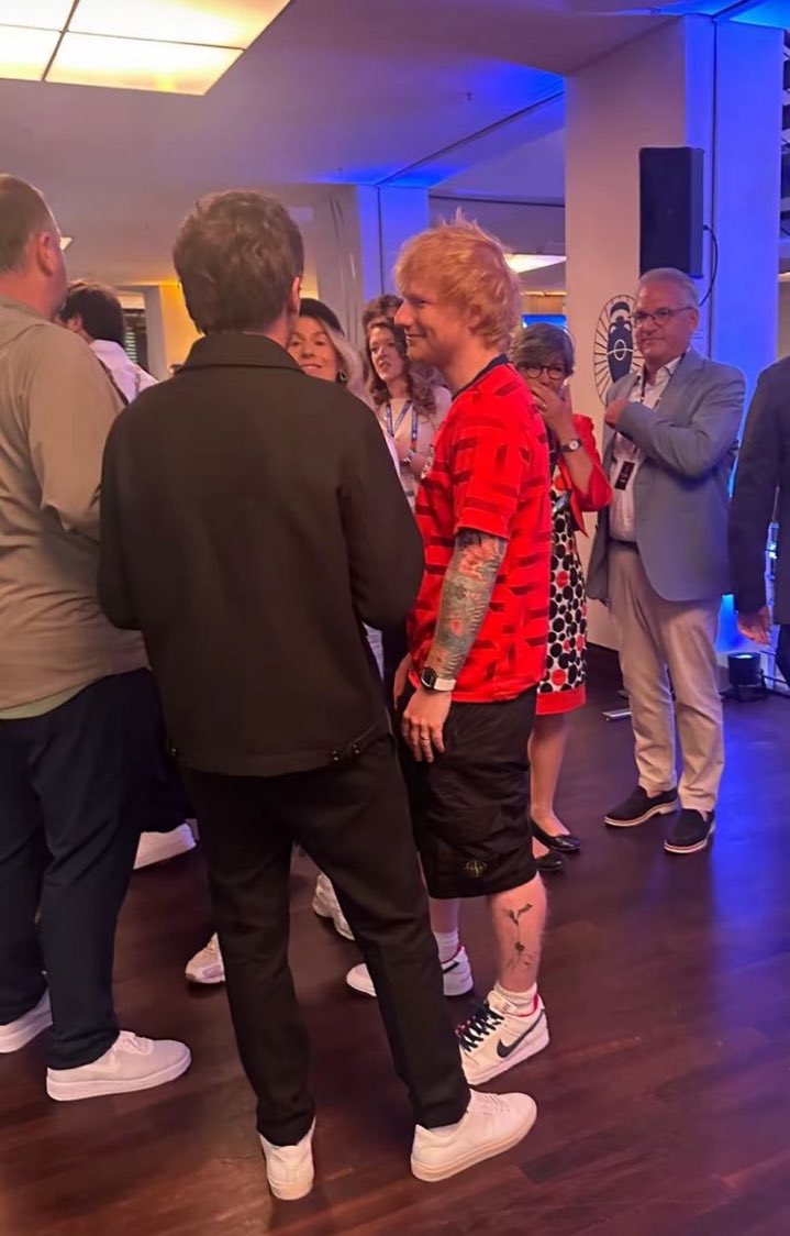 📸 | Louis e Ed Sheeran hoje em Berlim!

©️owner