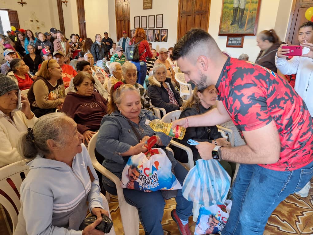 #Táchira || <a href="/MercalOficial/">Mercal Oficial</a>  junto a los Clap realizó la entrega a los Adultos Mayores de la atención del CLAP Especial a los Abuelos y Abuelas de la patria del municipio Capacho Nuevo.
#VenezuelaUnidaAvanza