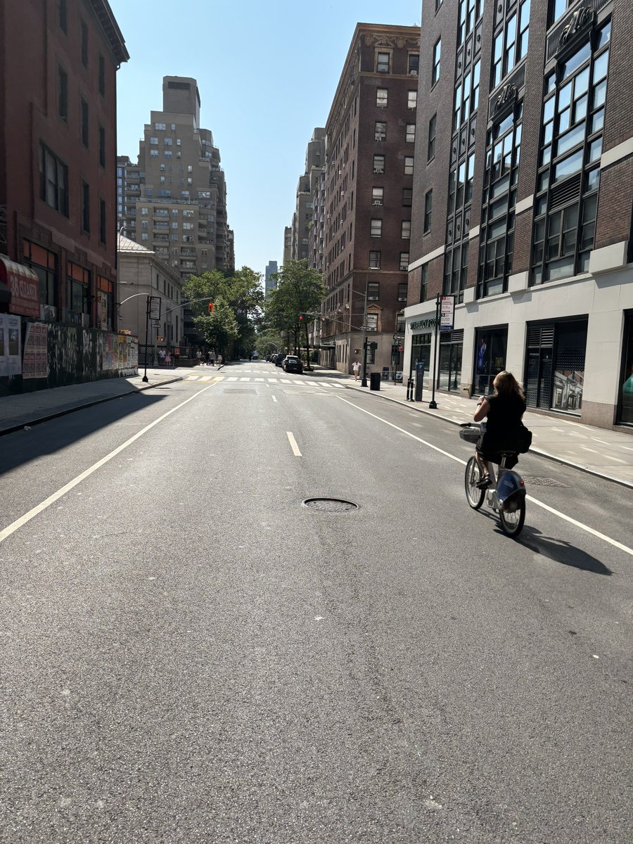 shaunabrail's tweet photo. Totally sold on cycling around NYC - the bikes, the lanes, the ease. https://t.co/BjDXUAPQQ3