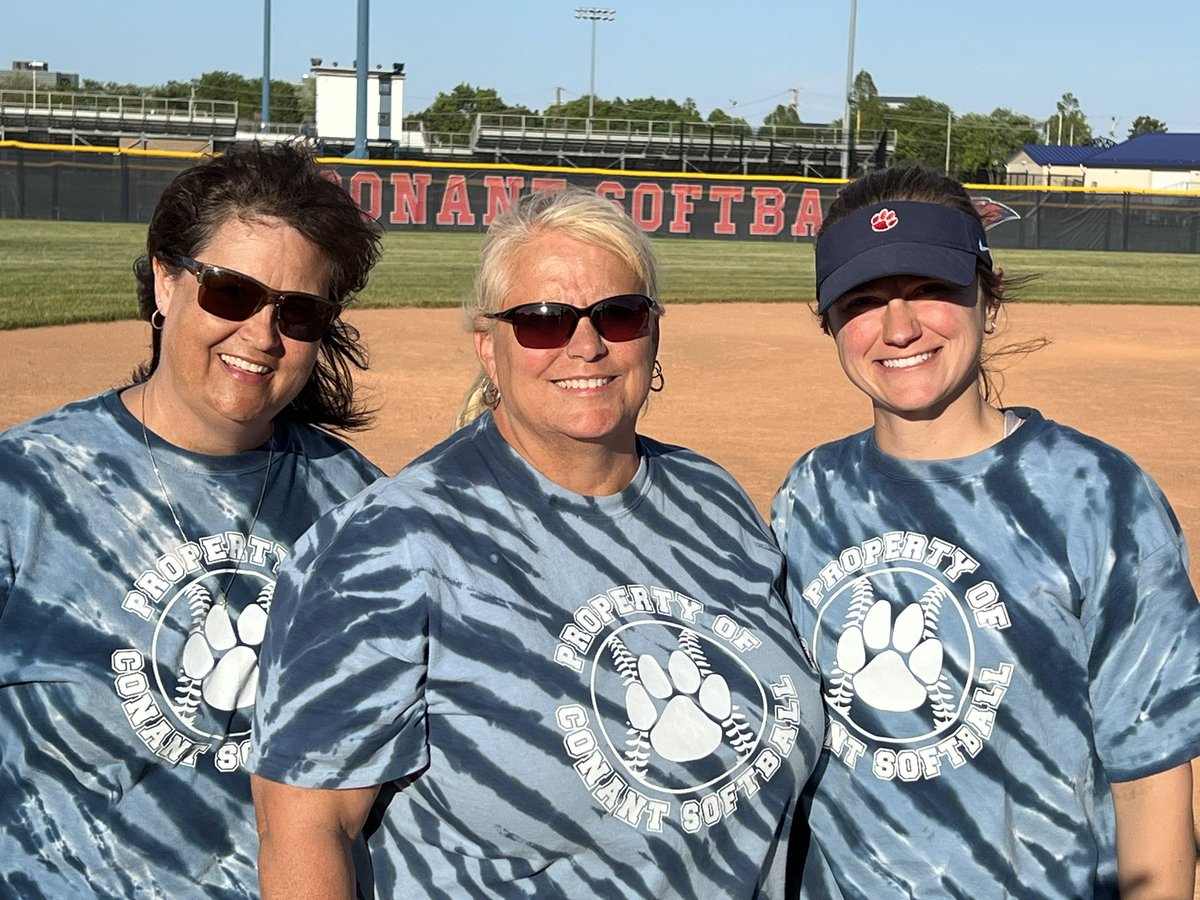 Don’t worry coach…turning 30 isn’t too bad! From all your softball peeps, we hope you have a fantastic birthday!! 🎉💙❤️🐾