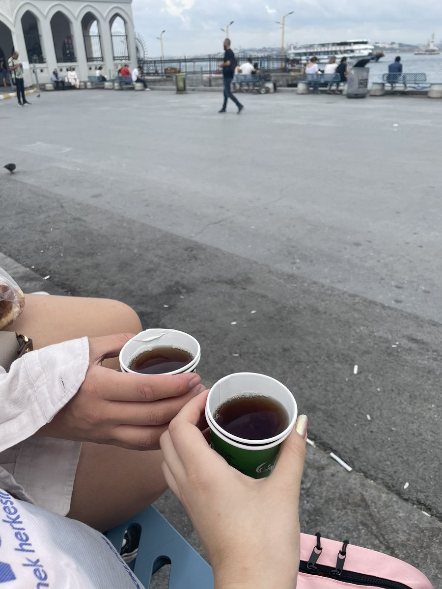 Leylamzadee's tweet photo. Yanımdaki insanlar mı güzeldi , çay mı güzeldi yoksa yanındaki tatlılar mı ,içimdeki huzur mu güzeldi ayırt edemedim. İlk ikisi çok lezzetliydi.  Ama son ikisi biraz fazla demliydi ama ikisinide ablam ikram ettiği için😅 lezzetle içtim. Çay kritiği için beni çağıran İstanbula tşk https://t.co/kaS1Qiyqsu