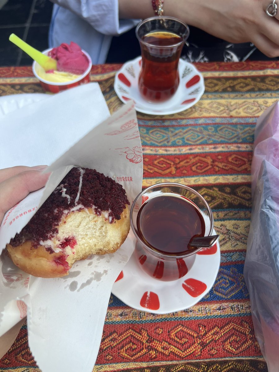 Leylamzadee's tweet photo. Yanımdaki insanlar mı güzeldi , çay mı güzeldi yoksa yanındaki tatlılar mı ,içimdeki huzur mu güzeldi ayırt edemedim. İlk ikisi çok lezzetliydi.  Ama son ikisi biraz fazla demliydi ama ikisinide ablam ikram ettiği için😅 lezzetle içtim. Çay kritiği için beni çağıran İstanbula tşk https://t.co/kaS1Qiyqsu