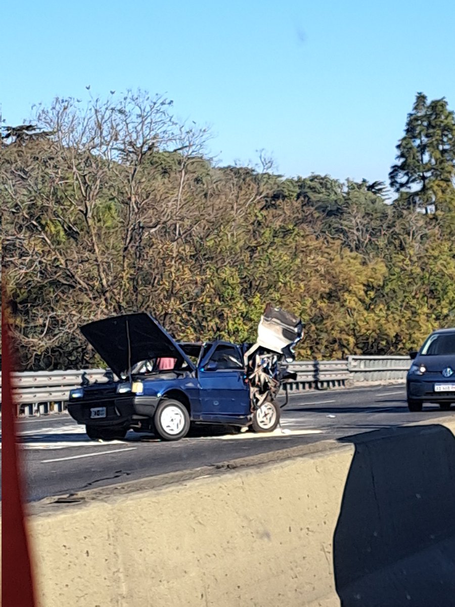 MarielLo_'s tweet photo. @jotaleonetti choque (violento) en General Paz altura albarellos, mano rio de la Plata, totalmente bloqueda. https://t.co/hnkPJEEwUK