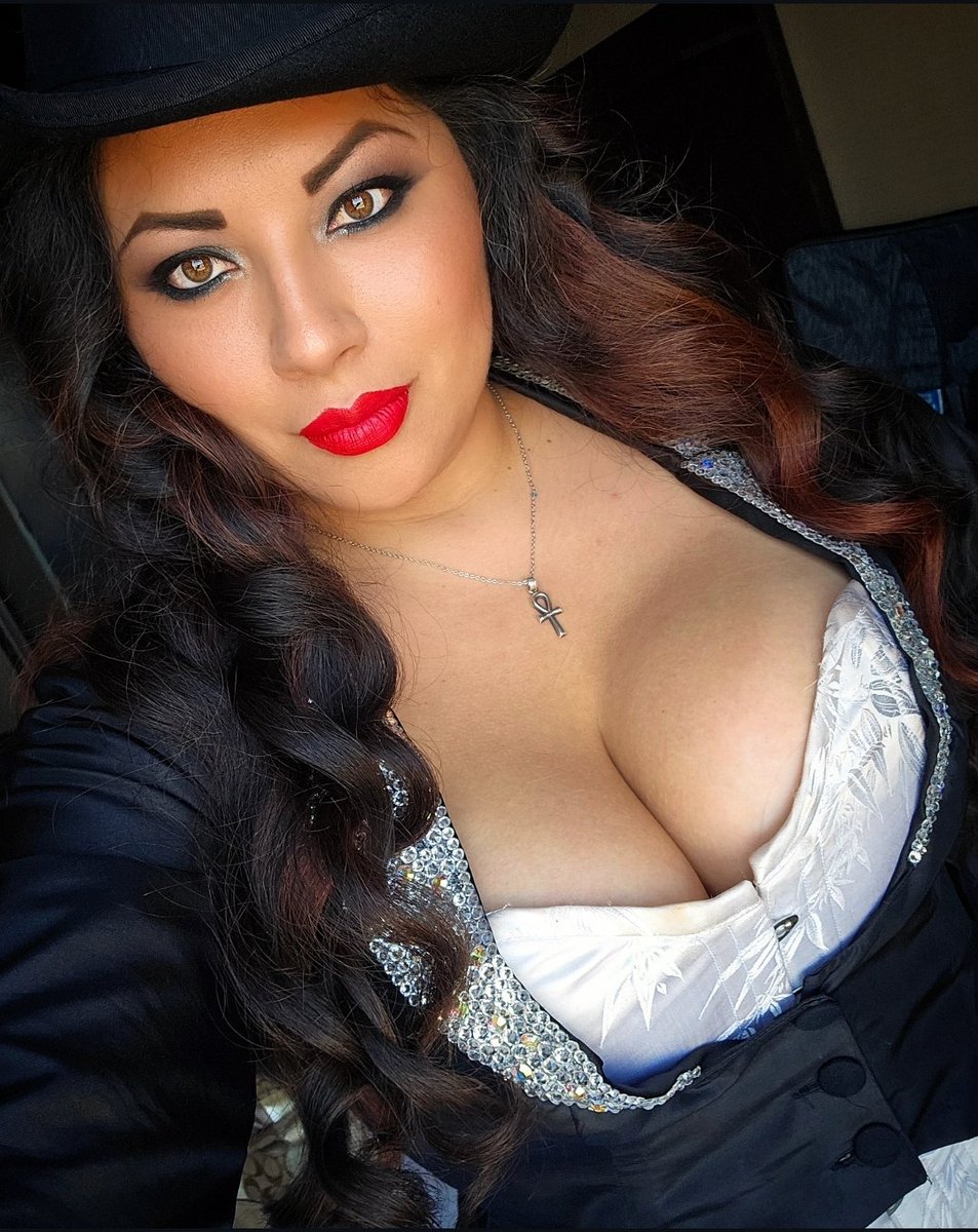 IvyDoomkitty's tweet photo. It's the final day of @grandecon1 and will be signing at the table! I'm directly across celebrity row! Come on by and say hi!

11am-12 Signing booth
2pm- 5pm Signing booth

#latina #latinacosplayer #poccosplay #carmensandiego #startrek #redshirt #comiccon #albertacanada #zatanna https://t.co/6YFzPJMgwA