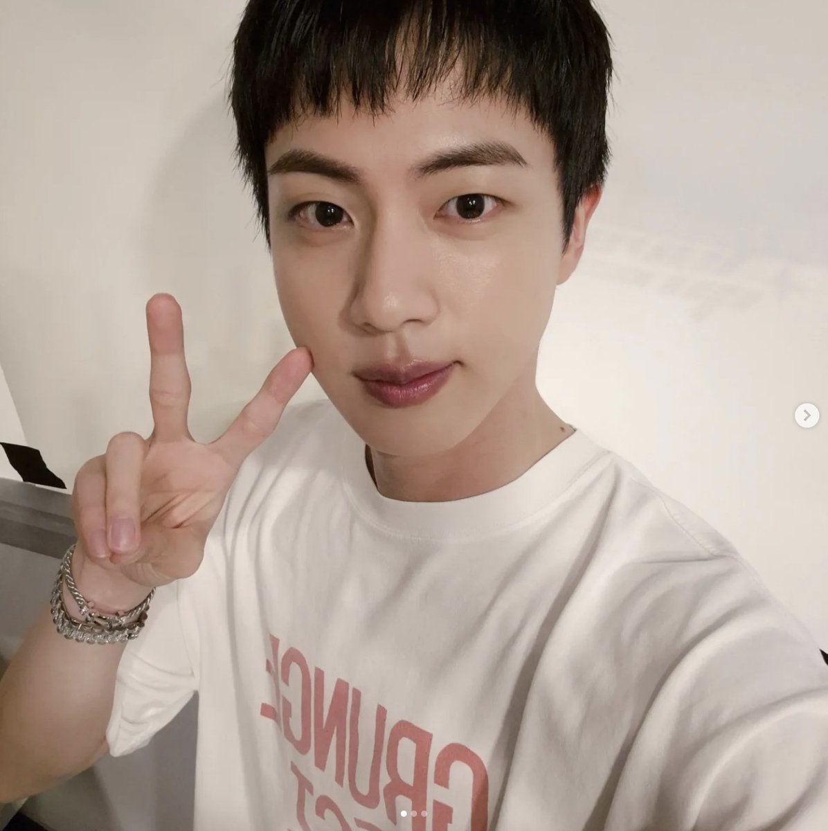 joon_lovebot's tweet photo. girl what is he feeding his hair https://t.co/IpzB5pnSo0