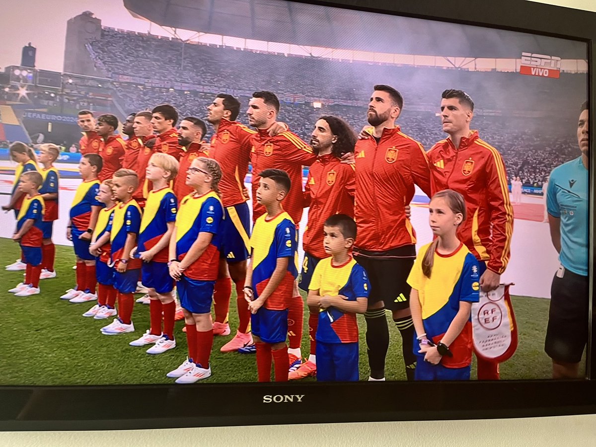 AlbertogarciaL's tweet photo. El mundo entero con Colombia final de la euro https://t.co/AWdM8tmvmA