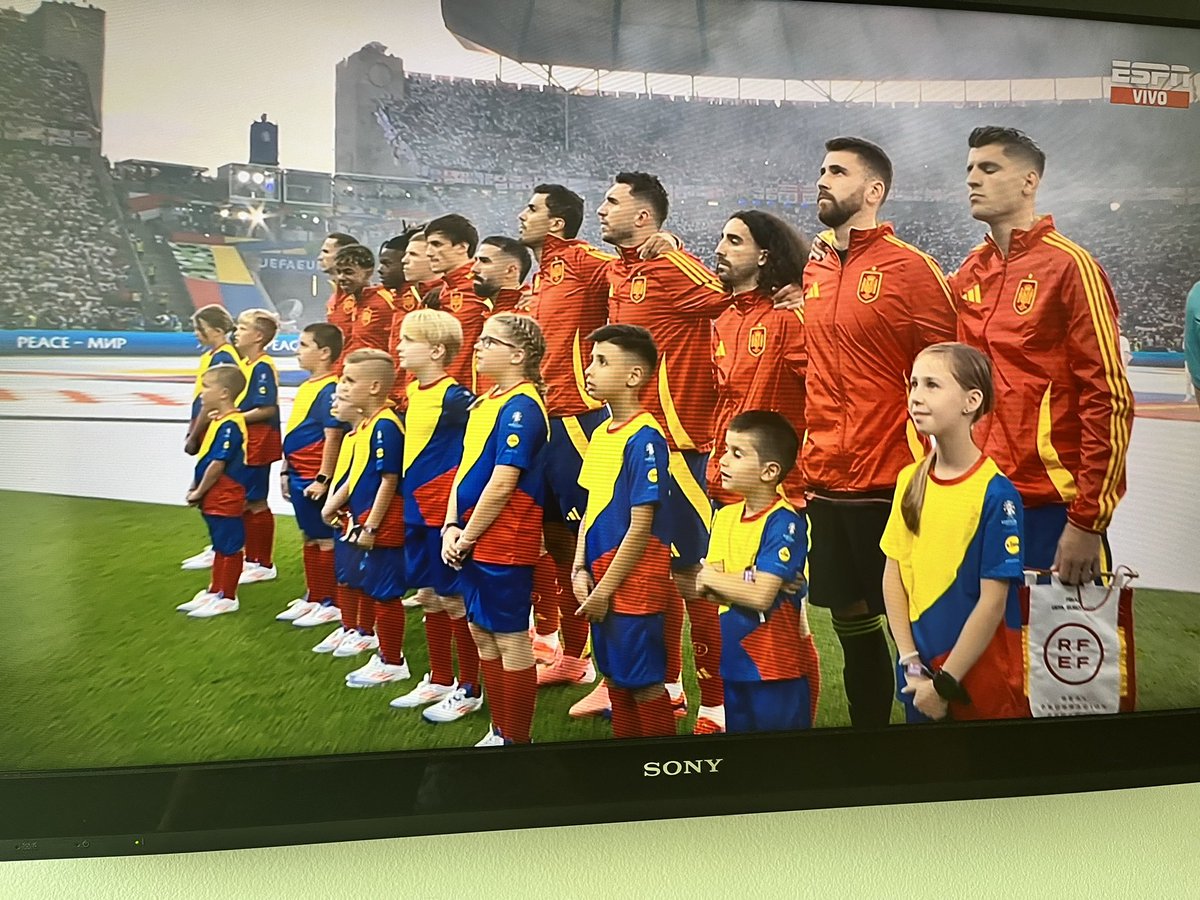 AlbertogarciaL's tweet photo. El mundo entero con Colombia final de la euro https://t.co/AWdM8tmvmA