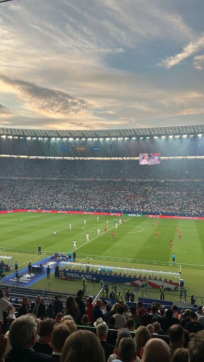 lukeswt91's tweet photo. las girlies y yo viendo partidos que no entendemos apoyando un equipo que tampoco entendemos solo por el amor de nuestras vidas (louis tomlinson) 💋 https://t.co/x0hryOcqlI