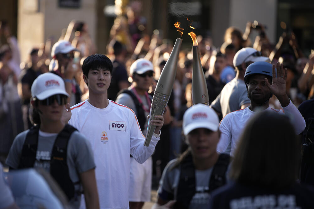charts_k's tweet image. Torchbearer Jin at the 2024 Paris Olympics (Media Pics)