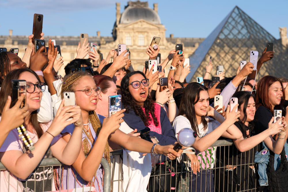 charts_k's tweet image. Torchbearer Jin at the 2024 Paris Olympics (Media Pics)