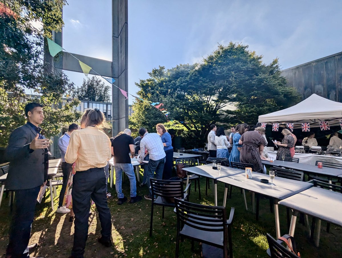 OxfordElevate's tweet photo. A beautiful blue sky evening here in Oxford - perfect for a relaxed first night BBQ and a warm welcome from this year’s Course Director @_sarahboon 

#OUBEP24 #summerschool #Oxford https://t.co/4zPSoUCCVF
