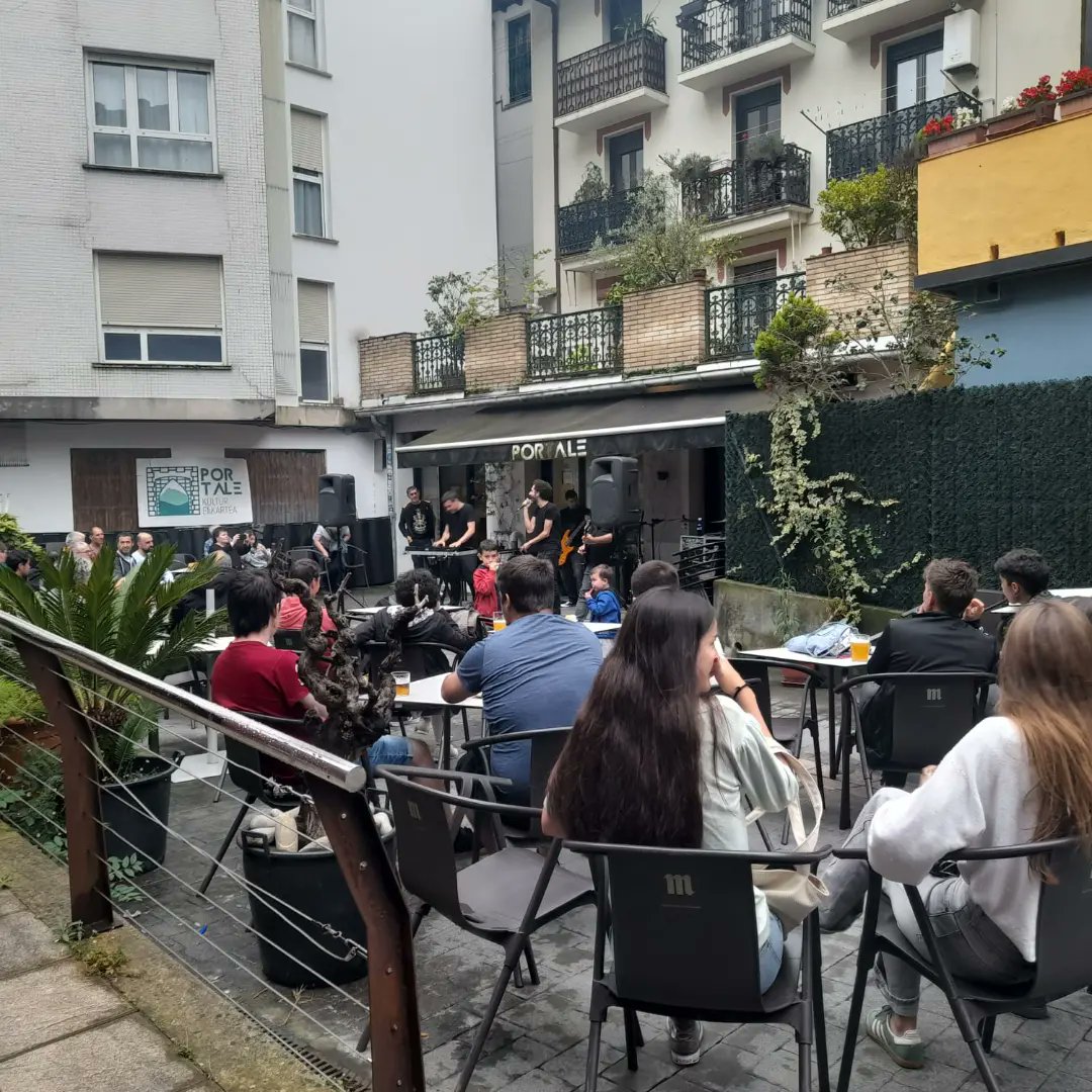 Eguraldia Zestoan berriz aldeko edukiko ez genuela bazirudien arren, laino guztien azpitik, iluntze argitsu bikaina pasatu genuen ostiralean. Mila esker <a href="/ImanolUgarte/">ImanolUgarte</a>  eta Portale Kulturguneko lagunei honelako egitasmoak antolatzeagatik!