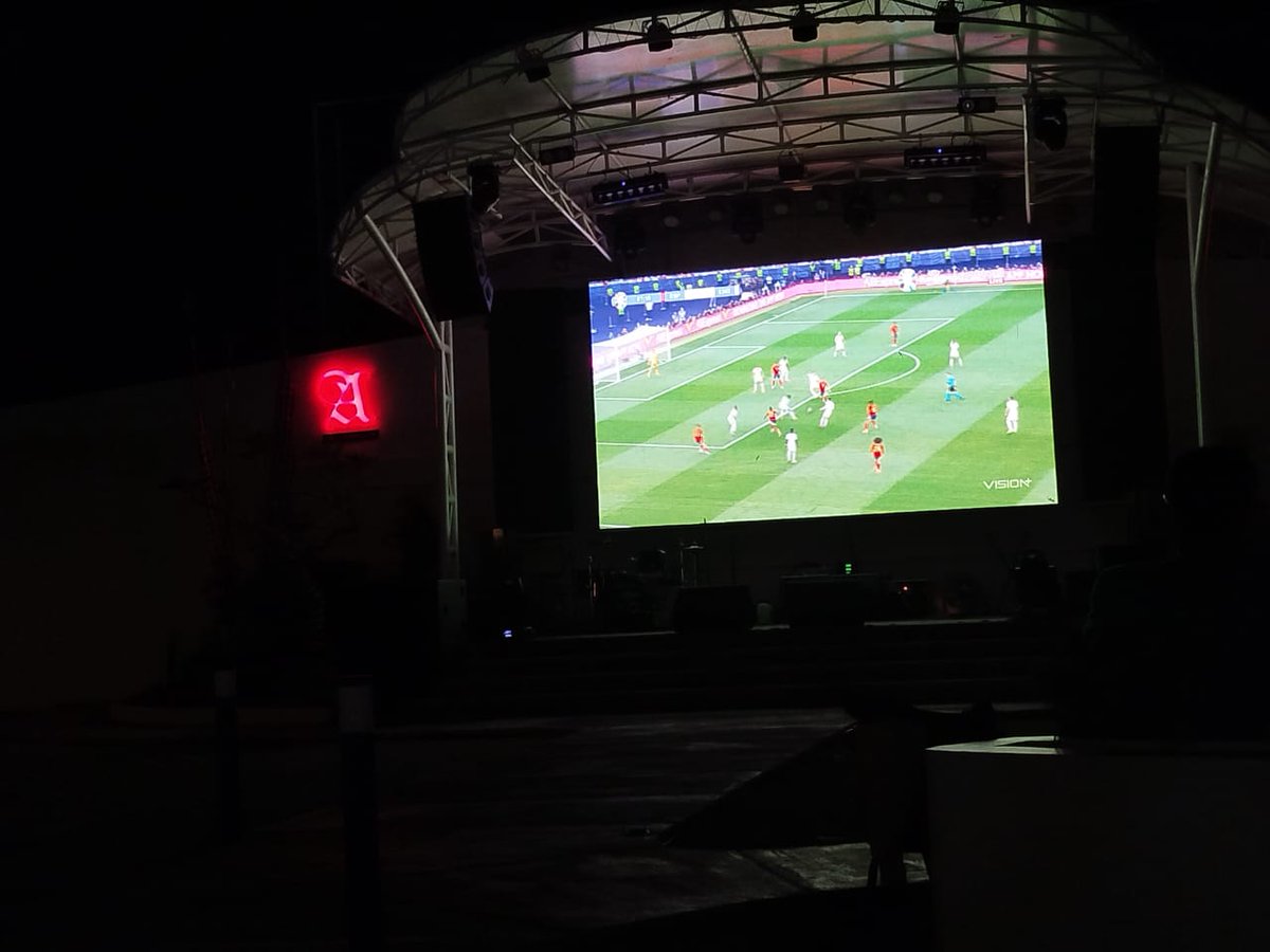 Lagi banyak masalah kayanya nih yang nyusun schedule, final jam 2 pagi Senen lagi.