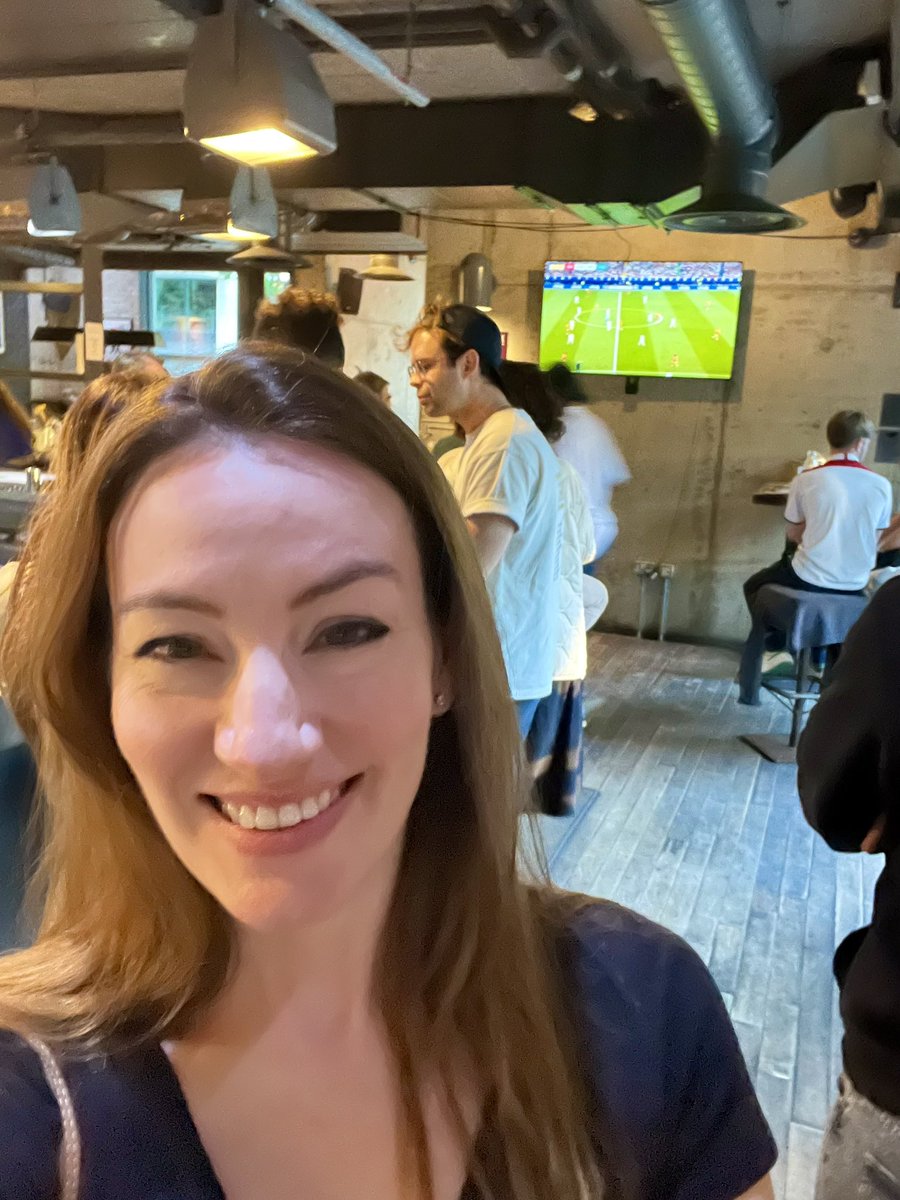 HemmingsLeela's tweet photo. England getting some chances … Big energy in London tonight 🏴
#EURO2024 #BandwagonFootieFan #WhenInEurope https://t.co/MZLWn0BJzb