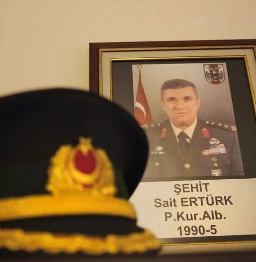 Aesthetic1War's tweet photo. 15 Temmuz'da İstanbul'u işgalden kurtaran kahraman Kurmay Albay Sait Ertürk.

O lanet gece, yanına aldığı üç uzman çavuş ve üç polis ile 66. Zırhlı Tugay'a gidip, onlarca tankın ve kamyonlarca mühimmatın çıkışını engelleyerek şehit oldu.

Üst düzey komutanların, şehidin eşine "O olmasaydı İstanbul olmayacaktı, o tanklar sokaklara dağılsaydı İstanbul, Fethullahçıların eline geçerdi." dediği bilinir. Ankara'da Ömer Halisdemir kim ise, İstanbul'da Sait Ertürk o'dur.

Kendisi Kurmay Albay olması ile birlikte o gecenin TSK adına şehit olan en yüksek rütbeli askeridir ama gel gelelim kendisinin o geceki hikayesini bilen çok fazla kişi yok.

Ruhu şad olsun, aziz hatıralarının bekçileriyiz.