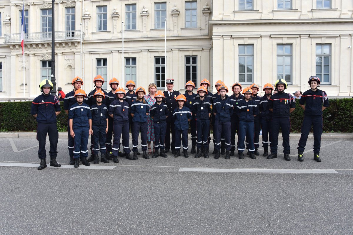 #14Juillet 🇫🇷 | A l’occasion de la célébration de la fête nationale aujd à Grenoble, en présence du cgl J. Petitpoisson, chef de corps <a href="/sdis38/">Sapeurs-pompiers de l'Isère - SDIS38</a>, et A. Gérin, PCASDIS, mise à l'honneur des jeunes sapeurs-pompiers de l’Isère, représentés par les sections de Moirans et des Vaulnaveys