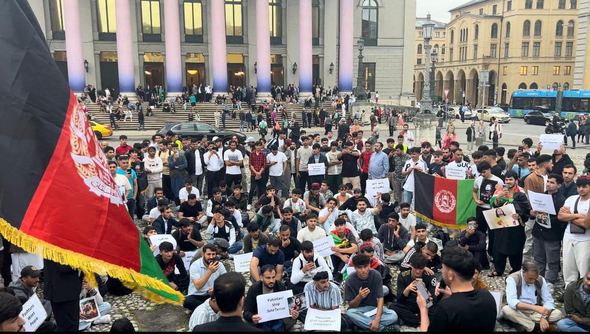 sediq_samiullah's tweet image. د جرمني په کولن ښار کې د ملي شهید ګیله من وزیر پر مظلومانه شهادت د افغانانو اعتراض غونډه.

#cologneGermany