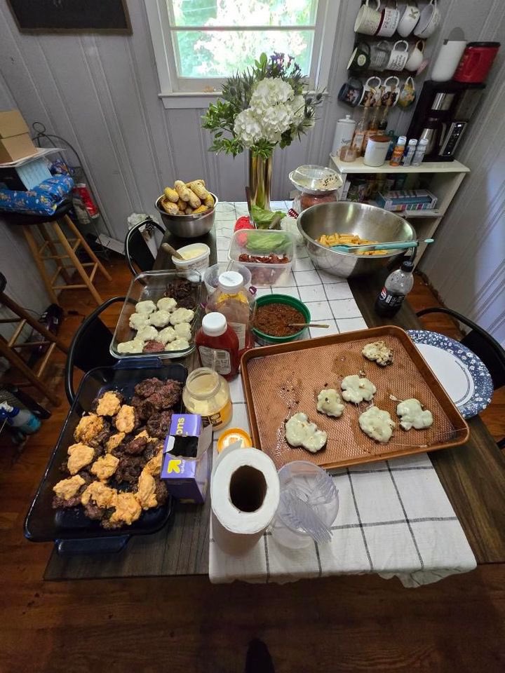 Chris__Edwards's tweet photo. Today on #CookingWithChris all of this on the blackstone:
Appetizer:
Beer Cheese Dip
Main:
Provolone or Pimento Cheese Smash Burgers
Corn
French fries
Grilled pineapple with brown sugar cinnamon
Happy Sunday! https://t.co/Jv7xtika7U