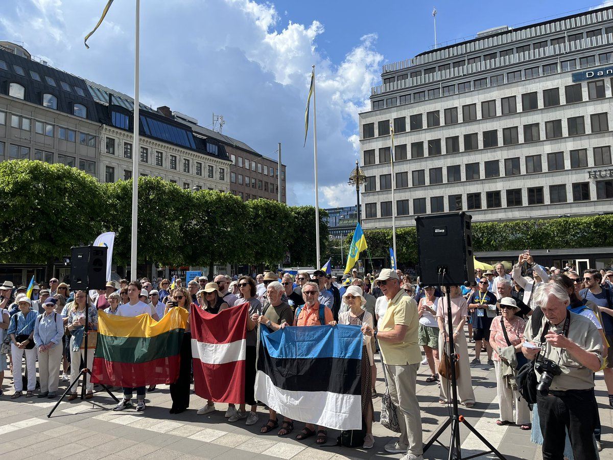 🇺🇦🇸🇪 Imorgon ses vi igen. Måndagsrörelsen för Ukraina, kl 12 på Norrmalmstorg 

Alla är välkomna. Slava Ukraini 🇺🇦