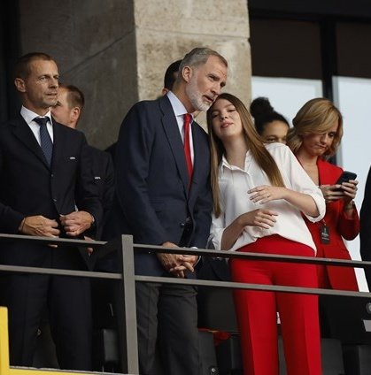 lopedevegac's tweet photo. - Si nos ganan, tomamos Gibraltar aprovechando que estarán todos borrachos.

#Finaleuro2024
#EURO2024   
#Eurocopa2024
#EuroRTVE https://t.co/JJSvFPdodl