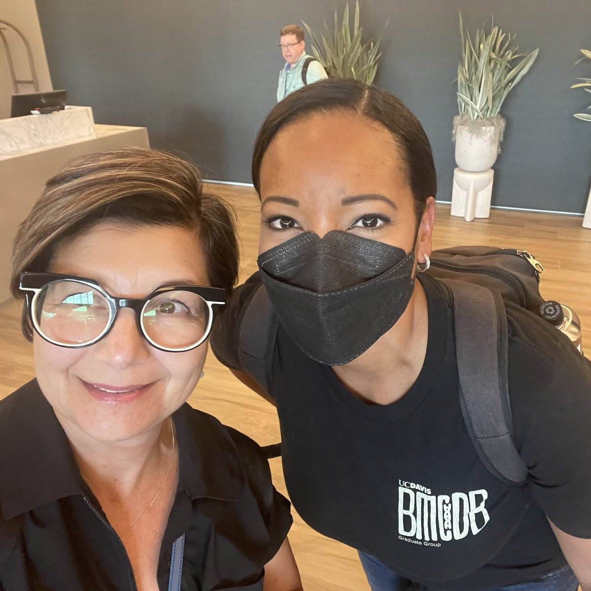 Checking into #2024SDB and who’s the first person I see? <a href="/RogersLabUCD/">𝘿𝙧. 𝘾𝙧𝙮𝙨𝙩𝙖𝙡 𝙍𝙤𝙜𝙚𝙧𝙨 ≽(◕ ᴗ ◕)≼ 🐥🐸</a> We are so excited to co-host the Special Symposium: Developmental and Social Impacts of Transmissible Diseases!!