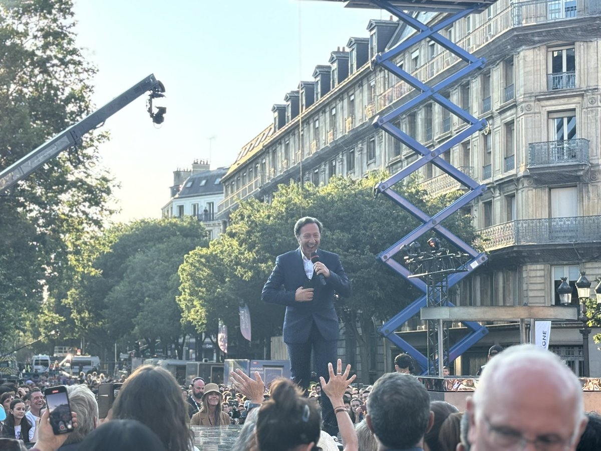 Certains ont préféré l’arrivée de la flamme à la finale de l’euro. La place de l’Hôtel de Ville est déjà bien remplie à 22 heures. Qui sera donc le dernier relayeur qui aura l’honneur d’allumer le chaudron ce soir ? 👀🔥 <a href="/le_Parisien/">Le Parisien</a>