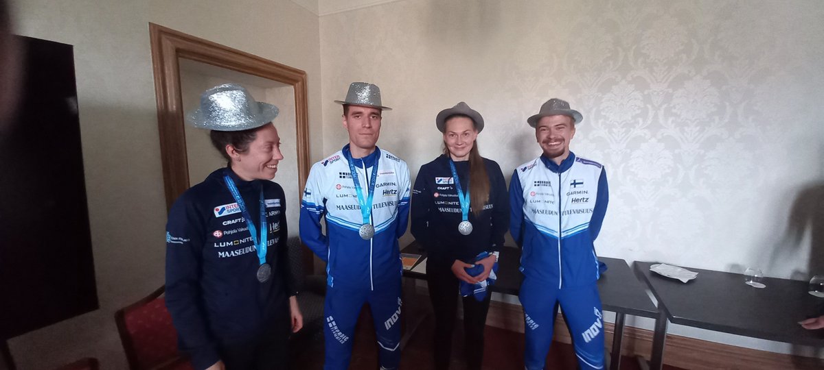 MarkusKarjalain's tweet photo. Mitalijuhla on aina paikallaan. Hieno perinne. #suunnistus #sprinttiviesti #woc2024 #hopea https://t.co/kHCkMhp3fl