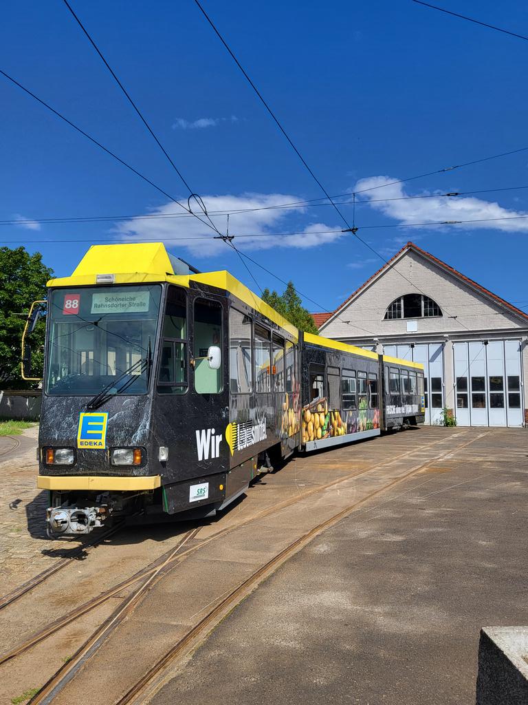 Natürlich waren wir auch in #Schöneiche. Diese Bahn im jahrzehntelangen Auf und Ab muss nach schweren Unfällen gerade wieder einige Herausforderungen meistern. Doch hier gilt seit jeher das Motto: "Wie man Straßenbahn trotzdem macht".