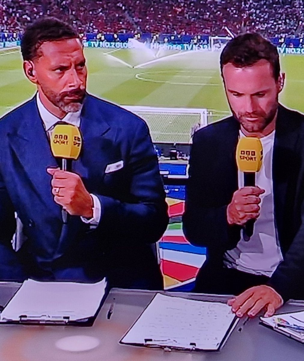 Andymc1983's tweet photo. Juan Mata with a page full of notes in front of him.

Rio Ferdinand with "vibes" written on his

#ESPENG https://t.co/0PVSPL2ZXF