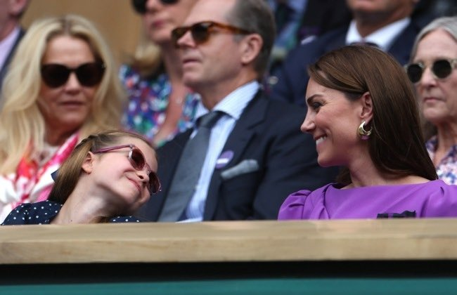dB35419845's tweet photo. the serenity of someone who will never need to pay bills in life.
#katemiddleton #charlotte #royals #princewilliam #princesscharlotte #london #England #sunday #domingo https://t.co/Kyp3RNcR95