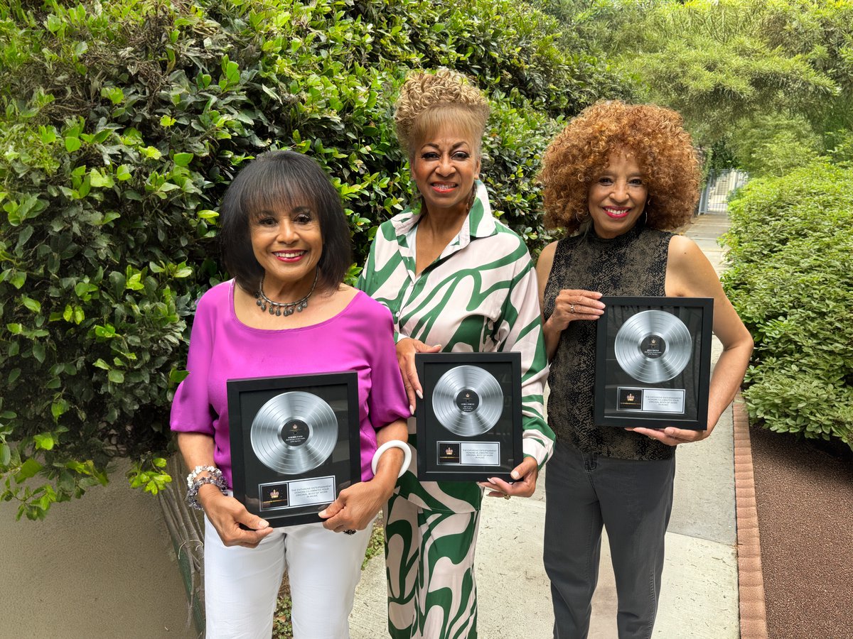 FormerSupremes's tweet photo. #ScherriePayne & #LyndaLaurence formerly of #TheSupremes with #JoyceVincent #FormerLadiesOfTheSupremes pose with their #EnthroneEntertainment #HallOfFame #Awared Thank you Andre' Pittmon! former #Motown #Supremes #DianaRossAndTheSupremesn#FLOS https://t.co/E1ixlZg4tH
