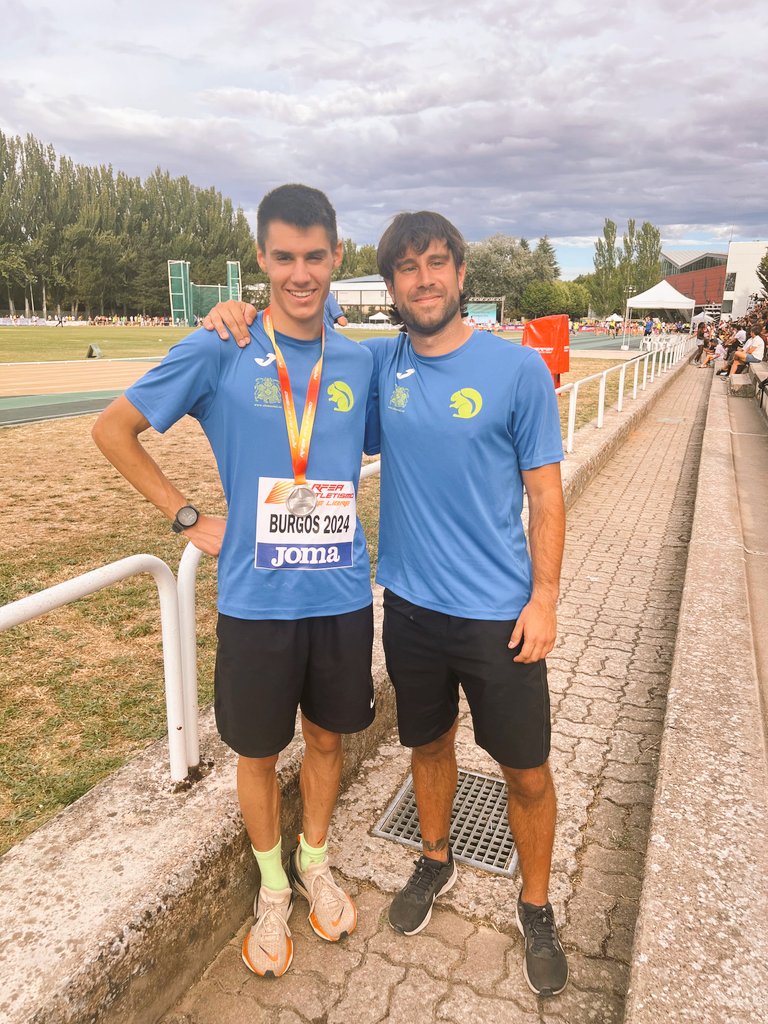 Alejandro 🥈 Subcampeón 🇪🇦 Sub23 de 800m. Es un orgullo poder acompañarte en este camino. Hemos disfrutado mucho este fin de semana por Burgos 😊.