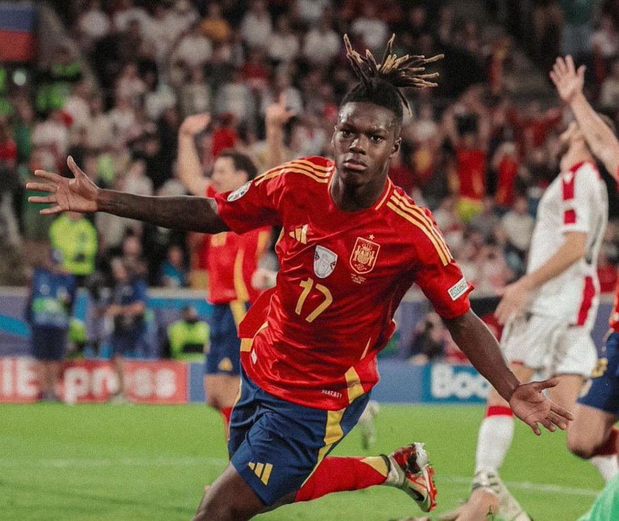 reportstare's tweet photo. Just one hit, masterful goal kick. Nico Williams.

#EURO2024 #ESPENG https://t.co/fYOkGduOun