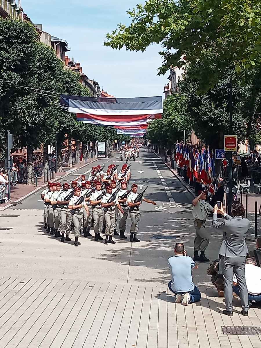 Défilé du 14 juillet à Toulouse.
Une cérémonie célébrant l'unité de notre nation.
Esprit de cohésion nationale avec notamment les 128 jeunes du <a href="/snujemengage/">Service national universel</a> 
Une marseillaise empreinte d'émotion et d'engagement .
<a href="/leclercarno/">Arnaud Leclerc</a> <a href="/DSDEN31/">DSDEN 31</a> <a href="/PrefetOccitanie/">Préfet d'Occitanie et de la Haute-Garonne</a>