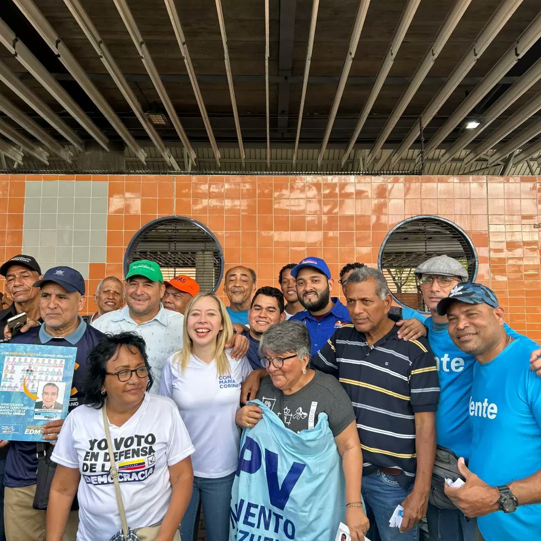 #14julio
Los vecinos de Caucagüita en una actividad para llevar el msj de cambio de Edmundo G., con la presencia de los dirigentes del Edo. Mnda: Ramona Burguillos Sec. Femenina y los dirigentes municipales, Victor Bermúdez Sec.Gral. y Noris Centeno Sec.Femenina de AD Petare.