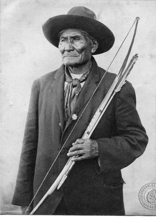 pierpi13's tweet photo. Geronimo, ( il vero nome era Goyaałé)  è stato uno dei più famosi condottieri “indiani” Apache del XIX secolo.
Nacque il 16 giugno 1829, vicino al fiume Gila, in Arizona.
Trascorse una gioventù tranquilla, e come tutte le 250 tribù di “indiani” d’America prima delle guerre e della decimazione, ebbe una vita libera in stretto contatto con la natura. Per loro era incomprensibile la legge dell’ “uomo bianco” che lottava per conquistare la terra depredandola di ogni sua risorsa. Ma scese in campo con le armi, dopo che 400 soldati messicani trucidarono sua moglie, i suoi figli e sua madre, nell’estate del 1858.
Geronimo fu un guerriero leggendario. Lottò alla testa di un piccolo gruppo per difendere la cultura Apache, per la libertà e contro il colonialismo. Fu un leader spirituale e anche uno sciamano con grande esperienza nel campo della medicina tradizionale.
Combatté per circa 25 anni contro le truppe messicane e statunitensi. Fu uno stratega di straordinaria intelligenza militare ma dovette scontrarsi con un nemico infinitamente superiore per mezzi e per numero. Il suo divenne l'ultimo grande gruppo di combattimento di nativi americani che si rifiutarono di riconoscere il governo degli Stati Uniti nel West. Questa lotta giunse a termine il 4 settembre 1886, quando Geronimo si arrese e fu consegnato al generale Nelson Miles dell’esercito statunitense, che per catturarlo aveva messo in campo ben 5.000 sodati.
Fu costretto a passare gli ultimi anni della sua esistenza nelle prigioni di Fort Sill in Oklahoma, dove dettò la sua autobiografia e dove morì, il 17 febbraio 1909, a causa di una polmonite.
