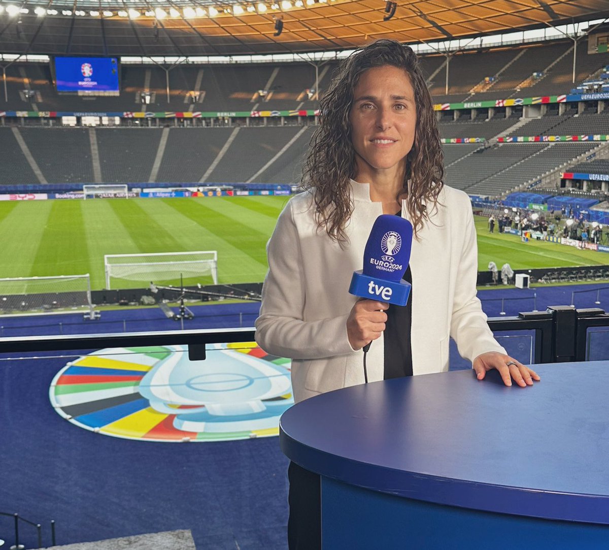 JuliaVarela__'s tweet photo. Sabe de lo que habla, lo cuenta sin estridencias y con comentarios ajustados. Cómo me gusta escuchar la voz de @VeroBoquete en la retransmisión de #Eurocopa2024 @rtve Aúpa 🇪🇸 💜#calidade #gol https://t.co/scObX4xlrn