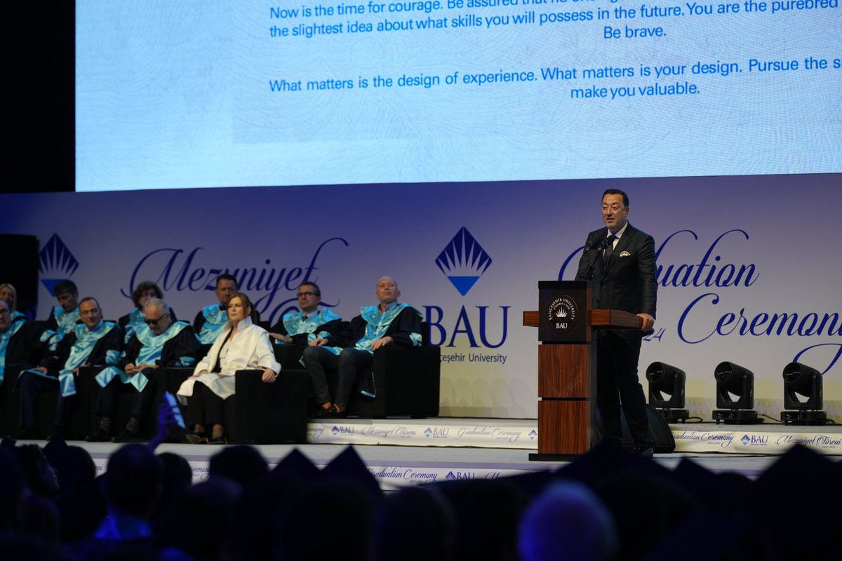 Bahcesehir's tweet photo. BAU ailesi olarak, bu yıl mezun olan 6000 öğrencimizi gönülden tebrik ediyoruz! 🎓✨ Yeni yolculuklarında mutluluklar ve başarılar diliyoruz! 💙 https://t.co/6T7yioViPZ