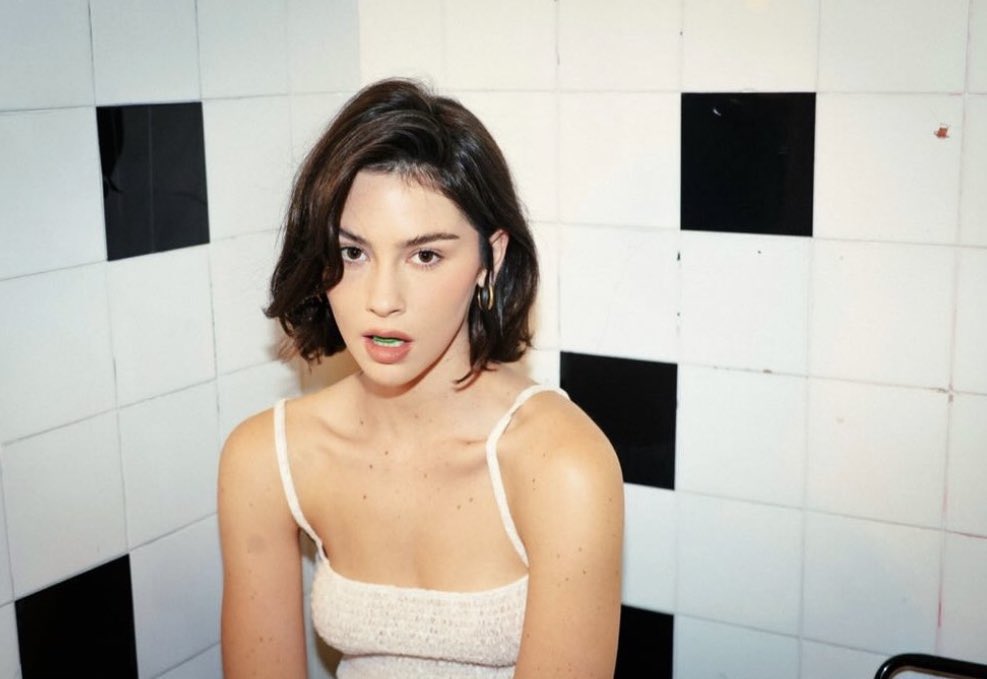 she didn't know until she chopped her hair that she was doing the trend the wrong way. she had no break-up.

she was falling in love.