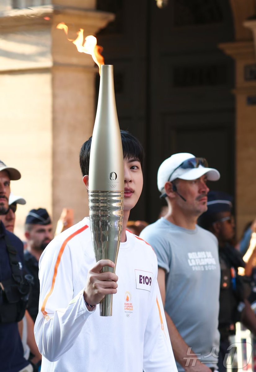 seokjinfile's tweet image. JIN CARRIES THE FLAME