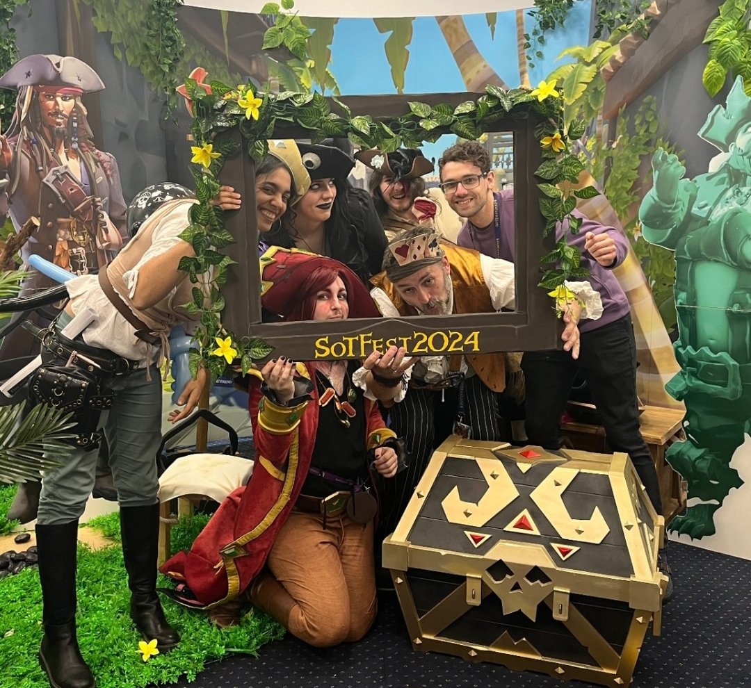 Perkster662's tweet photo. Amazing weekend with @CosMathies @Purple_Creator @CallingMeCoco @Bade_Wolfe at @SoTFest thankyou so much for letting me be part of the Charity Football match as your Mascot .. and alway great to catch up with @RealLifeWookie &amp; @BehavingBeardly  top weekend guys.. https://t.co/XpyauFD0VR