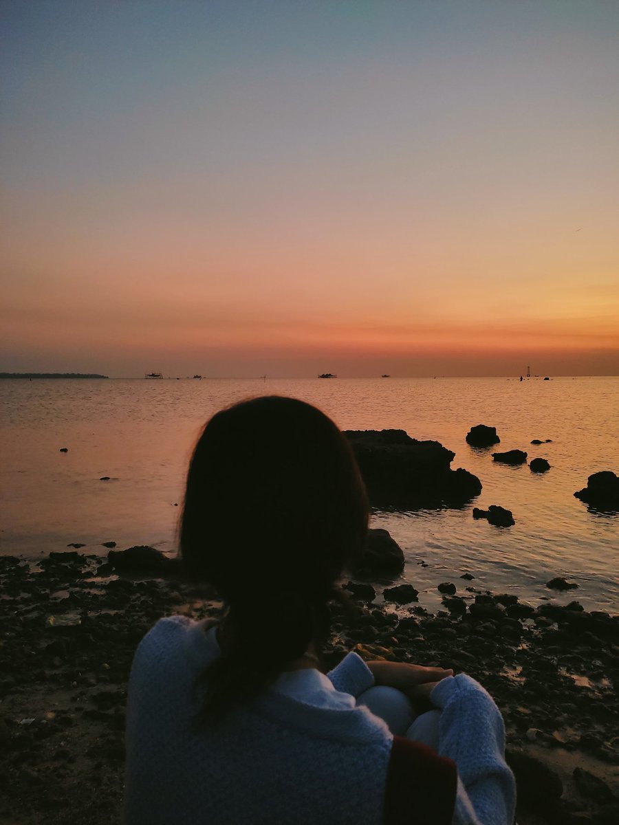 sastsuuki's tweet photo. YEYAAAYAYYYYY!!!!! BEACH!!!!!! SUNSET!!!!!?  🏃🏻‍♀️🏃🏻‍♀️🏃🏻‍♀️🖐🏻🖐🏻🖐🏻 https://t.co/ob1tytDFrd
