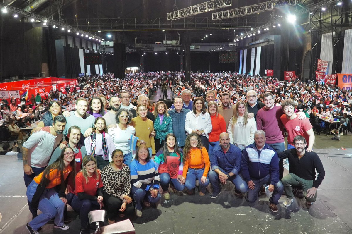EnriqueeEstevez's tweet photo. EL SOCIALISMO EN ACCIÓN 

En tiempos de fragmentación, más de 4000 santafesinos y santafesinas nos juntamos a disfrutar de un histórico locro Socialista. 

Necesitamos estar unidos por la libertad, la igualdad y la solidaridad en Rosario y en toda la Argentina.

Vamos por eso✊🏽🌹 https://t.co/gcnVBIqZgf