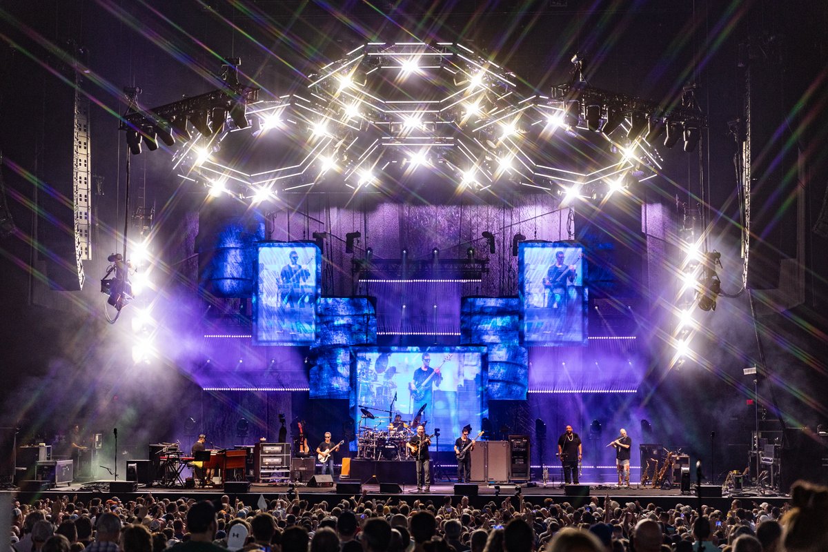 davematthewsbnd's tweet image. It was a hot one yesterday in Bristow, VA! Thank you all for coming and #SeeYouOnTheRoad in Gilford, NH on July 16 &amp;amp; 17.

📸 @rodrigodmbrasil
