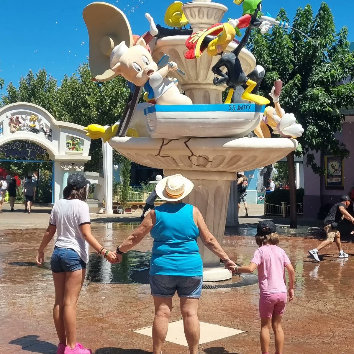 Merchedemelilla's tweet image. El día que seamos conscientes y entendamos que cada día cuenta y que no se trata de un día más sino de un día menos, vamos a empezar a valorar lo que de verdad importa.😍
#abuelosynietas
#creando recuerdos
#sumandomomentos en
@ParqueWarner